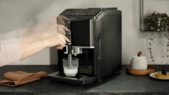 Siemens EQ.300 - Piano Black - TF301E19 Met €33 Gratis Koffie -Koffie Korting Winkel Siemens EQ300 koffiemachine TF301E19 piano black stoompijpje