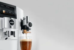 JURA J8 Piano White (EA) Met €78 Gratis Koffie én 2+1 Jaar Extra Garantie -Koffie Korting Winkel jura j8 piano white koffiemachine melkschuim siroopsmaak c51c04b7 aebe 40ad 9ad5 f0ddb52becbe